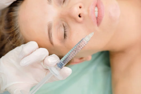 Kosmetolog Gör Mesotherapy Spruta Och Nål Ansikts Kosmetisk Skönhet Injektion — Stockfoto