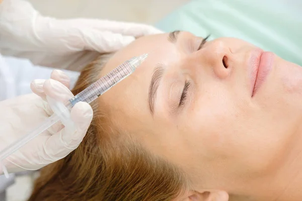 Kosmetolog Gör Mesotherapy Injektion Spruta Och Nål Injicera Botox Kvinnliga — Stockfoto