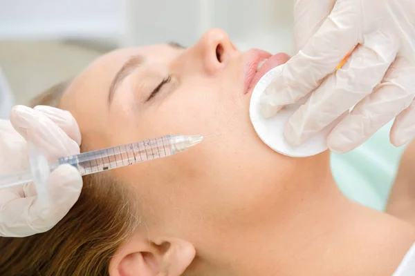 Cosmetólogo Haciendo Mesoterapia Jeringa Aguja Inyección Belleza Cosmética Facial Paciente — Foto de Stock