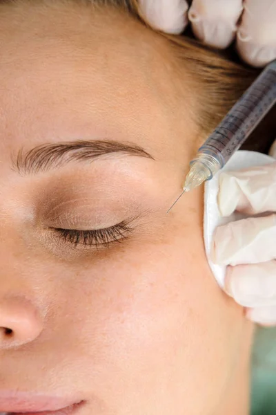 Cosmetologist Fazendo Mesoterapia Seringa Agulha Injeção Beleza Cosmética Facial Paciente — Fotografia de Stock