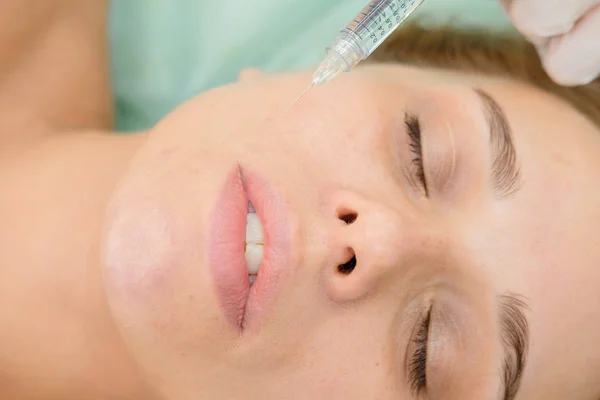 Cosmetologist Que Faz Injeção Mesotherapy Seringa Agulha Injetando Botox Paciente — Fotografia de Stock