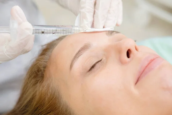 Cosmetologist Que Faz Injeção Mesotherapy Seringa Agulha Injetando Botox Paciente — Fotografia de Stock