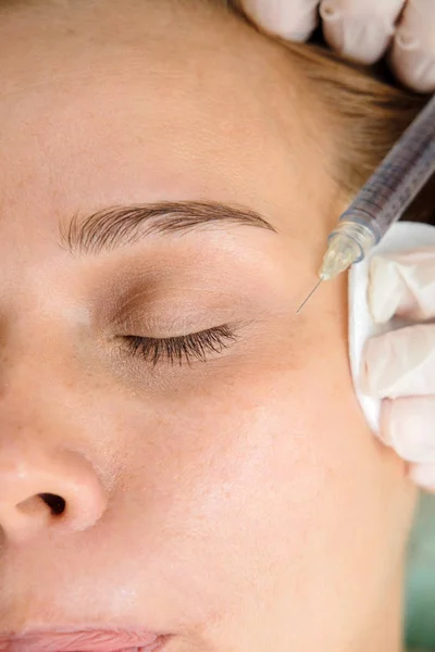 Cosmetologist Fazendo Mesoterapia Seringa Agulha Injeção Beleza Cosmética Facial Paciente — Fotografia de Stock