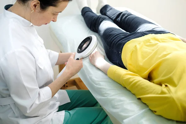 Dermatologista Usando Uma Lupa Profissional Fazer Exame Pele Verificando Moles — Fotografia de Stock