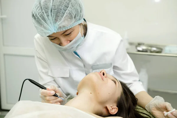 Leczenie Usuwania Znamiona Szyi Pacjentki Kobieta Chirurg Dermatolog Pomocą Elektrokautery — Zdjęcie stockowe