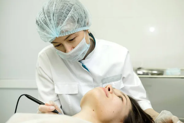 Leczenie Usuwania Znamiona Szyi Pacjentki Kobieta Chirurg Dermatolog Pomocą Elektrokautery — Zdjęcie stockowe