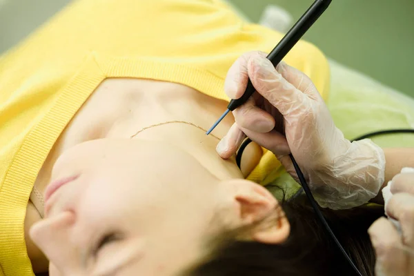 Remoção Tratamento Médico Marca Nascença Pescoço Paciente Feminino Cirurgiã Dermatologista — Fotografia de Stock