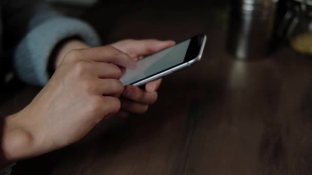 Κλείσε Χέρια Γυναίκα Χρησιμοποιώντας Smartphone Κρατώντας Τηλέφωνο Δακτυλογράφηση Σελίδες Κύλισης — Αρχείο Βίντεο