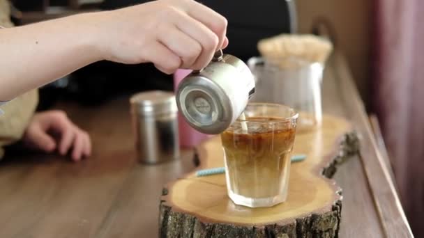 Barista Versando Caffè Americano Bicchiere Con Ghiaccio Aggiungendo Latte Panna — Video Stock