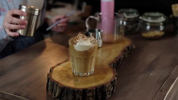 バリスタ アメリカン コーヒーを注ぐグラスに氷とミルク ホイップ クリーム アイスクリームを追加します バリスタ カフェでコーヒー フラッペを準備します ソフト — ストック動画