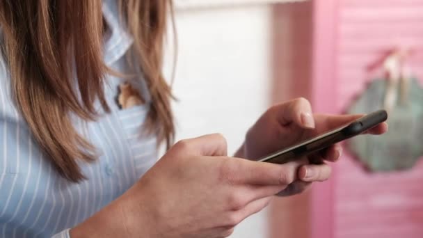 Fechar Mãos Mulher Usando Smartphone Segurando Telefone Digitação Rolagem Páginas — Vídeo de Stock