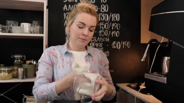 Junge Frau Barista Bereitet Teller Kaffeekanne Bevor Kaffee Mit Geschäft — Stockvideo