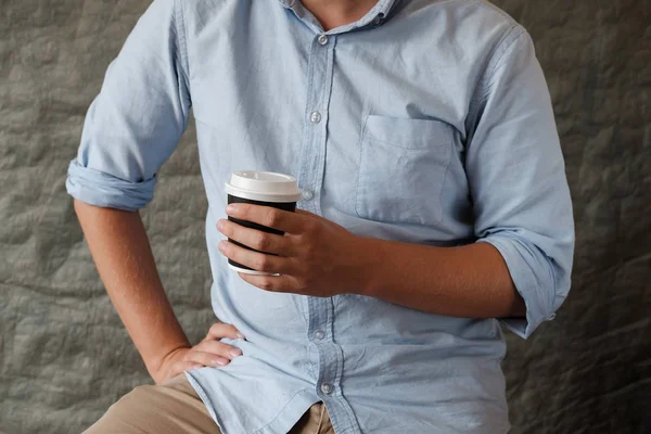 Hombre Camisa Azul Sosteniendo Una Taza Café Manos Masculinas Con — Foto de Stock