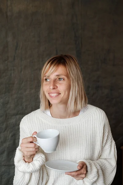 Kvinna Vit Stickad Tröja Som Håller Kopp Kaffe Kvinnliga Händer — Stockfoto