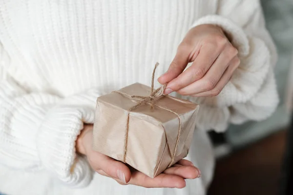 Mujer Suéter Punto Blanco Dando Regalo Envuelto Primer Plano Las — Foto de Stock