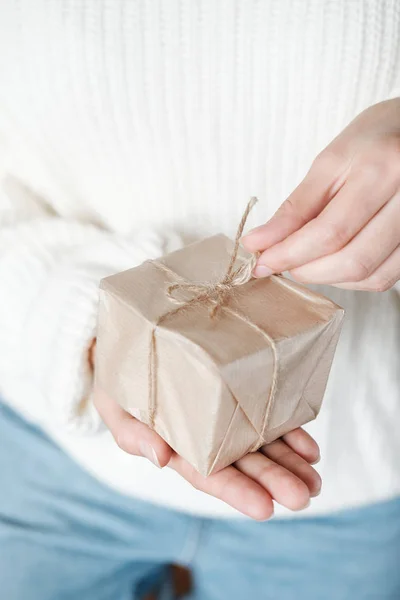 Mujer Suéter Punto Blanco Dando Regalo Envuelto Primer Plano Las — Foto de Stock