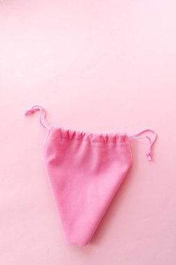 Beyaz arka planda pembe pamuk çanta