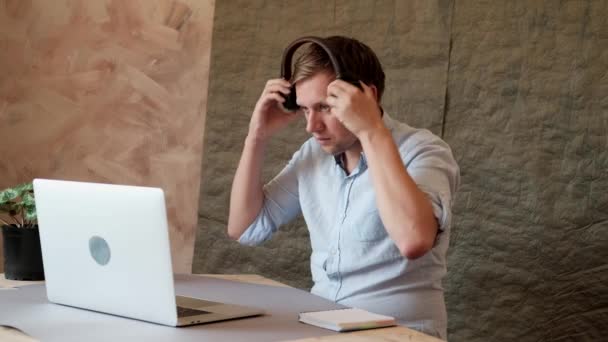 Uomo Digitando Sulla Tastiera Del Computer Portatile Ascoltando Musica Cuffia — Video Stock