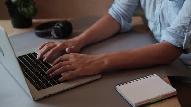 Biznesmen Siedzi Biurku Ręcznego Pisania Klawiaturze Laptopa Mężczyzna Ręce Zbliżenie — Wideo stockowe