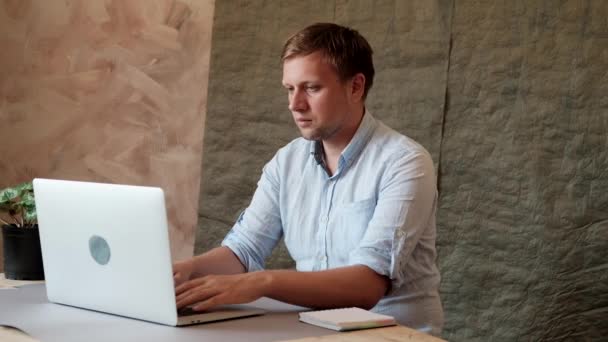 Homem Sentado Mesa Escritório Mão Digitando Teclado Laptop Mostrando Polegares — Vídeo de Stock