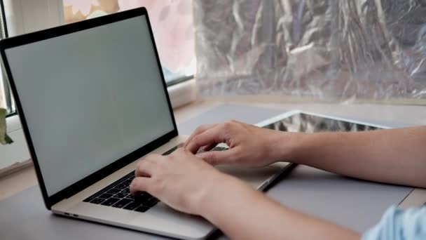 Hombre Sentado Escritorio Oficina Escribiendo Mano Teclado Del Ordenador Portátil — Vídeo de stock