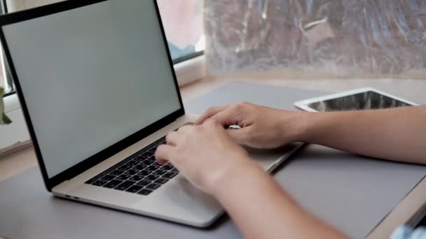 男人坐在办公桌前 手打字在笔记本电脑键盘上 并展示拇指 男性双手合十 自由职业者 模拟起来 — 图库视频影像
