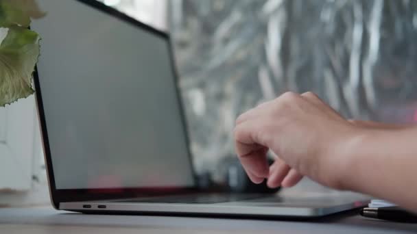 Zakenman Zittend Kantoor Bureau Hand Typen Laptop Toetsenbord Mannelijke Handen — Stockvideo