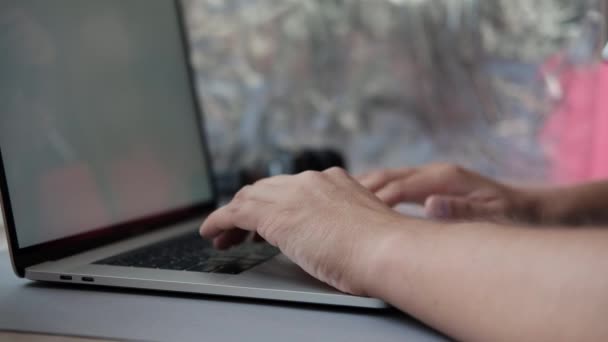 Biznesmen Siedzi Biurku Ręcznego Pisania Klawiaturze Laptopa Mężczyzna Ręce Zbliżenie — Wideo stockowe