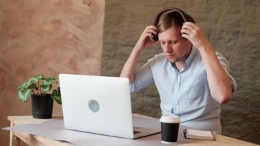  Ofis çalışanı dizüstü bilgisayar kullanıyor. İşadamı 