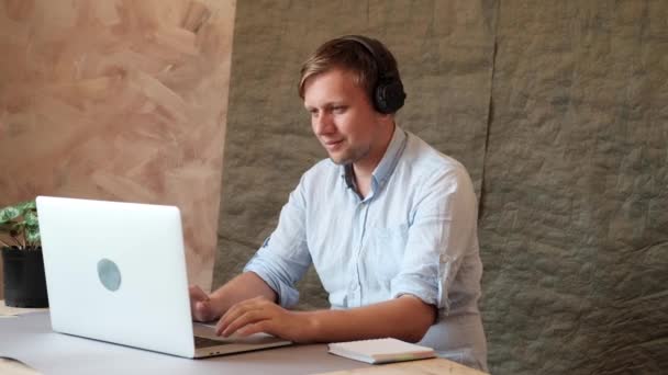 Mand Skrive Laptop Tastatur Lytte Til Musik Hovedtelefoner Sang Freelance – Stock-video