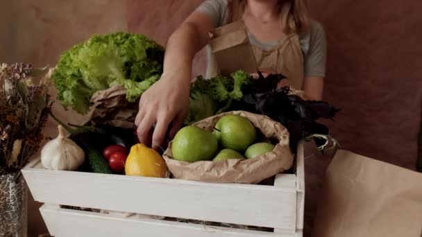 Bolsa Papel Reciclable Tienda Verduras Vendedora Poniendo Comida Bolsas Papel — Vídeo de stock