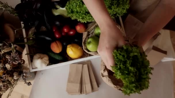 Ανακυκλώσιμη Χάρτινη Σακούλα Στο Κατάστημα Λαχανικών Γυναίκα Πωλητής Βάζοντας Φαγητό — Αρχείο Βίντεο