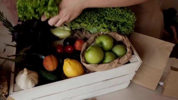 Recycelbare Papiertüte Gemüseladen Verkäuferin Die Lebensmittel Umweltfreundliche Papiertüten Packt Öko — Stockvideo