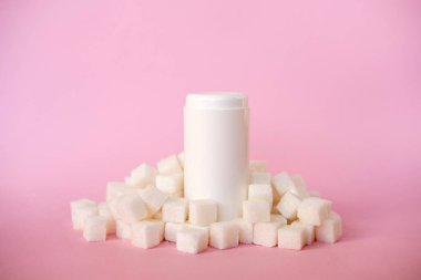 Mor arka planda şeker küpleri ve tatlandırıcı. Diyabet, şeker hastalığı, sağlıksız gıda, diyet kavramı. Kopyalama alanı