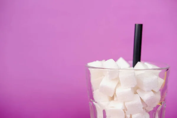 Vidrio Lleno Terrones Azúcar Sobre Fondo Púrpura Diabetes Enfermedad Del — Foto de Stock