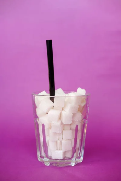 Vidrio Lleno Terrones Azúcar Sobre Fondo Púrpura Diabetes Enfermedad Del — Foto de Stock