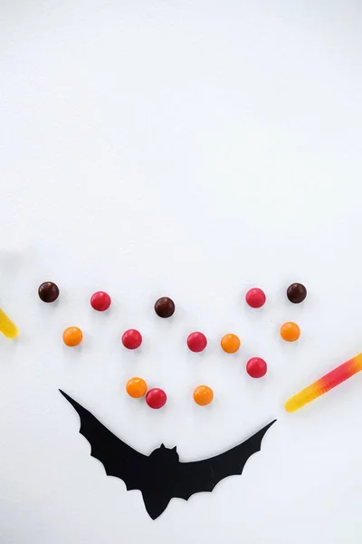 Decoración Halloween Con Murciélago Dulces Gusanos Dulces Sobre Fondo Blanco — Foto de Stock