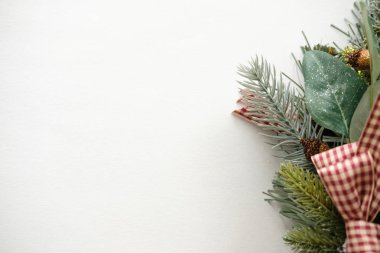 Beyaz arka planda çam dalları ile Noel çelenk. Noel, Yeni Yıl, Kış Tatilleri kavramı. Kopyalama Alanı 