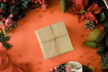 Kırmızı arka planda Noel hediye kutusu. Dekorasyon ile mevcut. Noel, Yeni Yıl, alışveriş, Tatil hazırlık, bağış kavramı, satış. Üstte görüntü