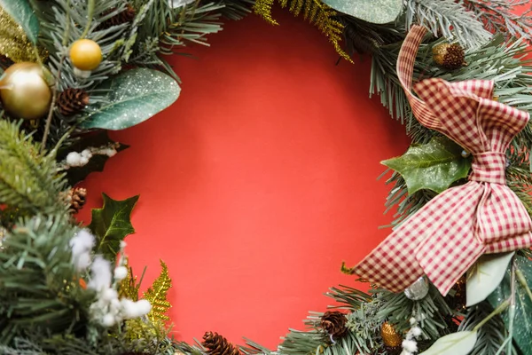 Рождественский Венок Сосновыми Ветвями Ягодами Рамка Красном Фоне Рождество Новый — стоковое фото