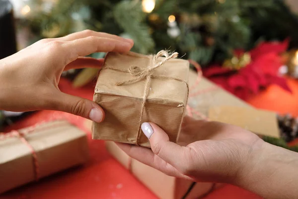 Mujer Dando Caja Navidad Regalo Sobre Fondo Rojo Manos Femeninas — Foto de Stock