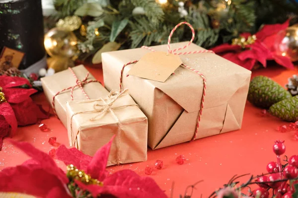 Kerst Geschenkdozen Met Lege Tag Rode Achtergrond Kerstcadeautjes Met Decoratie — Stockfoto