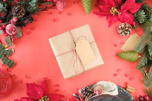 Рождественская Подарочная Коробка Пустой Биркой Красном Фоне Рождественский Подарок Украшением — стоковое фото