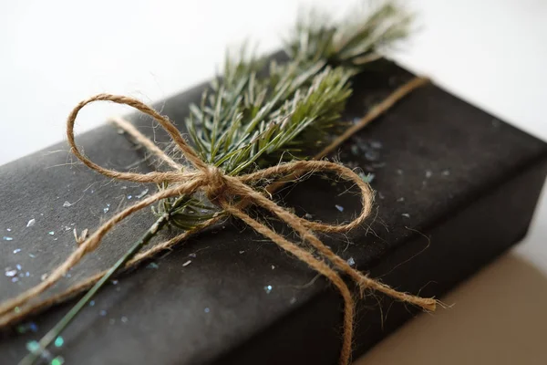 Coffret Cadeau Noël Enveloppé Dans Papier Noir Présent Avec Décoration — Photo