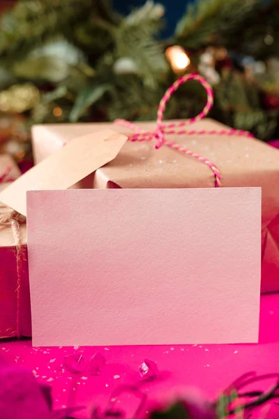 Pudełka Prezenty Świąteczne Pustą Kartą Projektowania Różowym Tle Prezenty Świąteczne — Zdjęcie stockowe