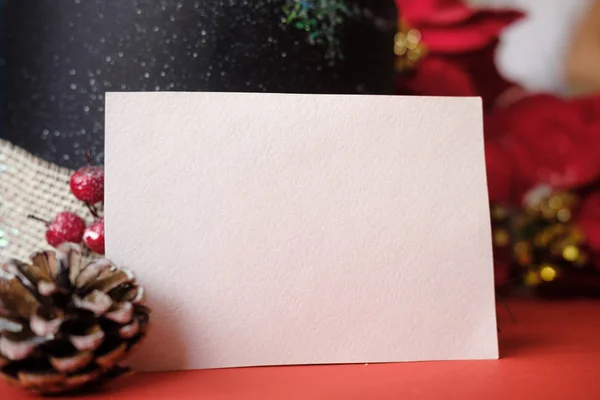 Kapelusz Ozdobami Świątecznymi Pustą Kartą Projektowania Cylinder Wkładką Papierowej Karty — Zdjęcie stockowe