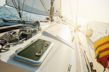 Okyanusta yat. Açık denizde beyaz yelkenli yelkenli yelkenli gemi. Yat güvertesinden direğe ve yelkene kadar manzara. Spor, tatil, seyahat, yaz, aktivite konsepti 