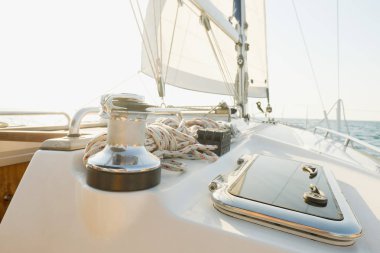 Okyanusta yat. Açık denizde beyaz yelkenli yelkenli yelkenli gemi. Yat güvertesinden direğe ve yelkene kadar manzara. Spor, tatil, seyahat, yaz, aktivite konsepti 