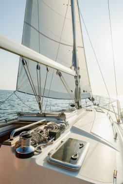 Yat tahtası. Yelkenli gemi. Spor, tatil, seyahat, yaz aktivite konsepti 