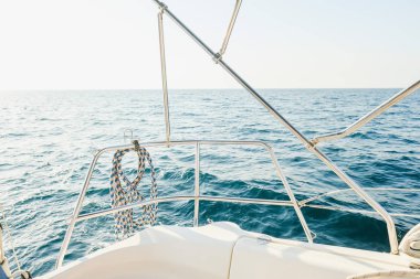 Yat tahtası. Yelkenli gemi. Spor, tatil, seyahat, yaz aktivite konsepti 